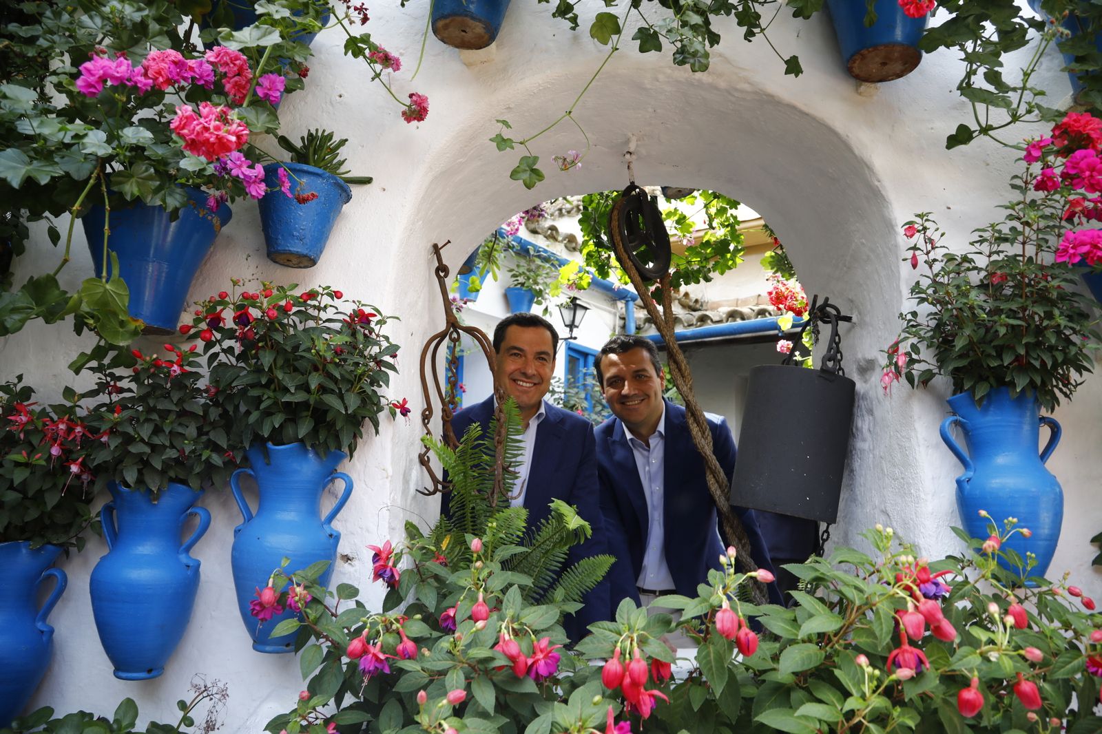 La visita de Juanma Moreno a los Patios de Córdoba, en imágenes