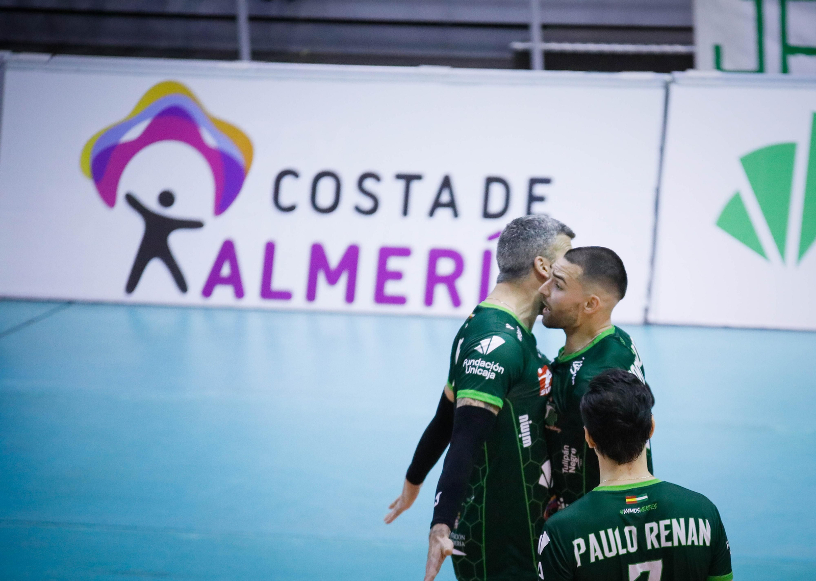Imágenes del Unicaja Almería frente al conjunto valenciano de voleibol