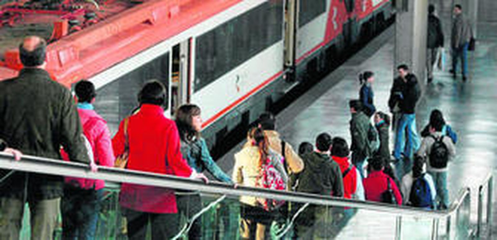 Usuarios del tren a Rabanales acceden a uno de los trenes en la estación Córdoba central.