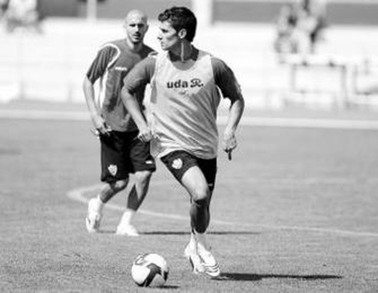 Miguel Ángel Nieto dirige el balón ante la mirada de Bruno.