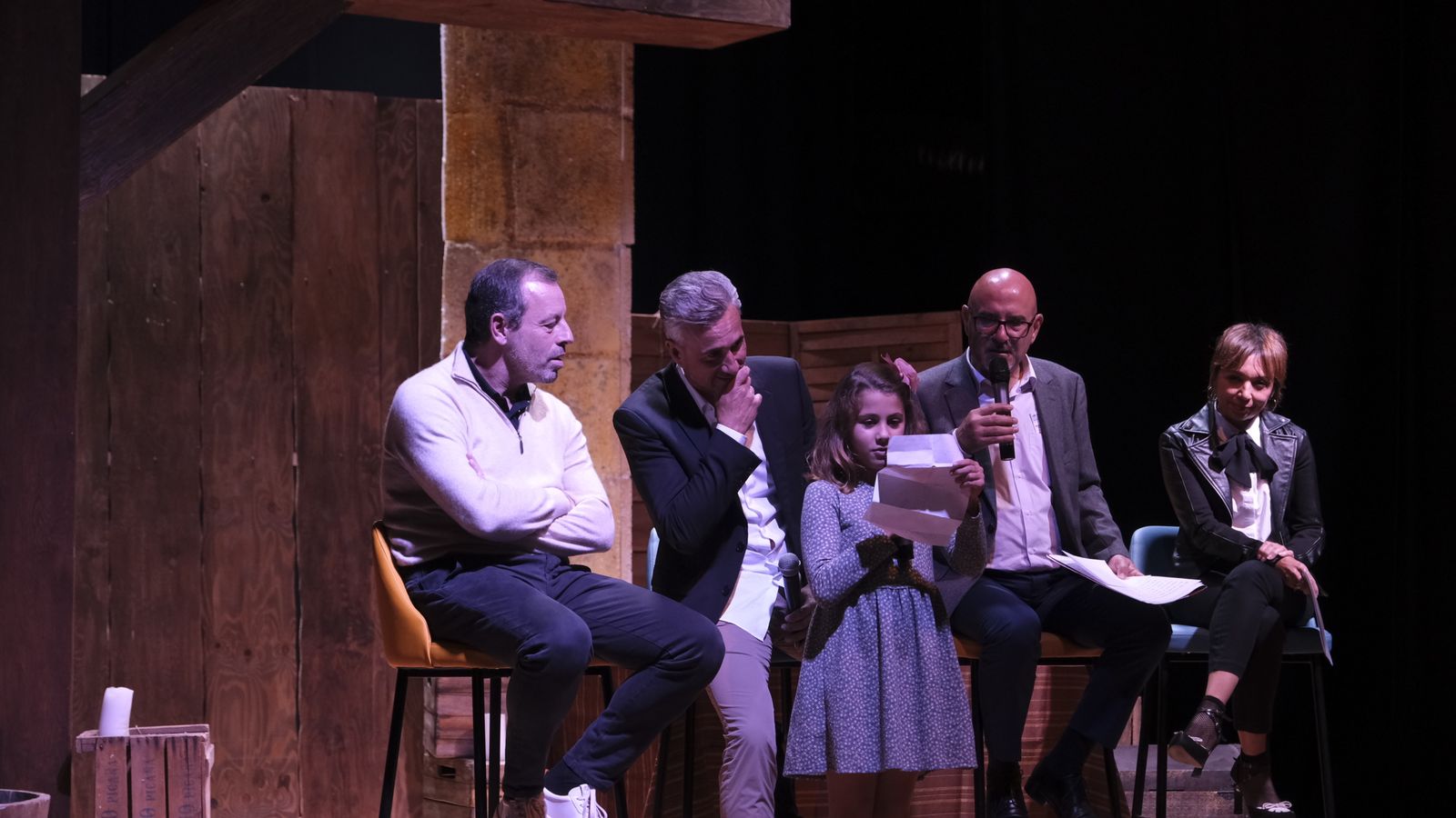 Carmen, hija de Amos Milton, leyendo un texto dedicado a su padre, donde dejó entrever que quiere ser escritora.