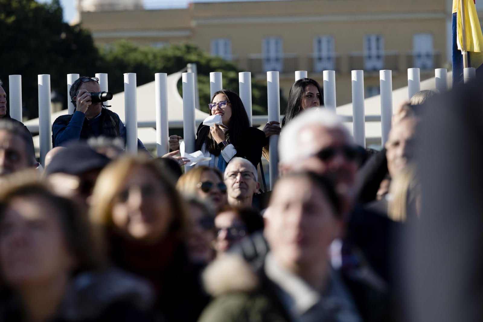 Las imágenes de la salida del buque  "Juan Sebastián de Elcano" del muelle de Cádiz.