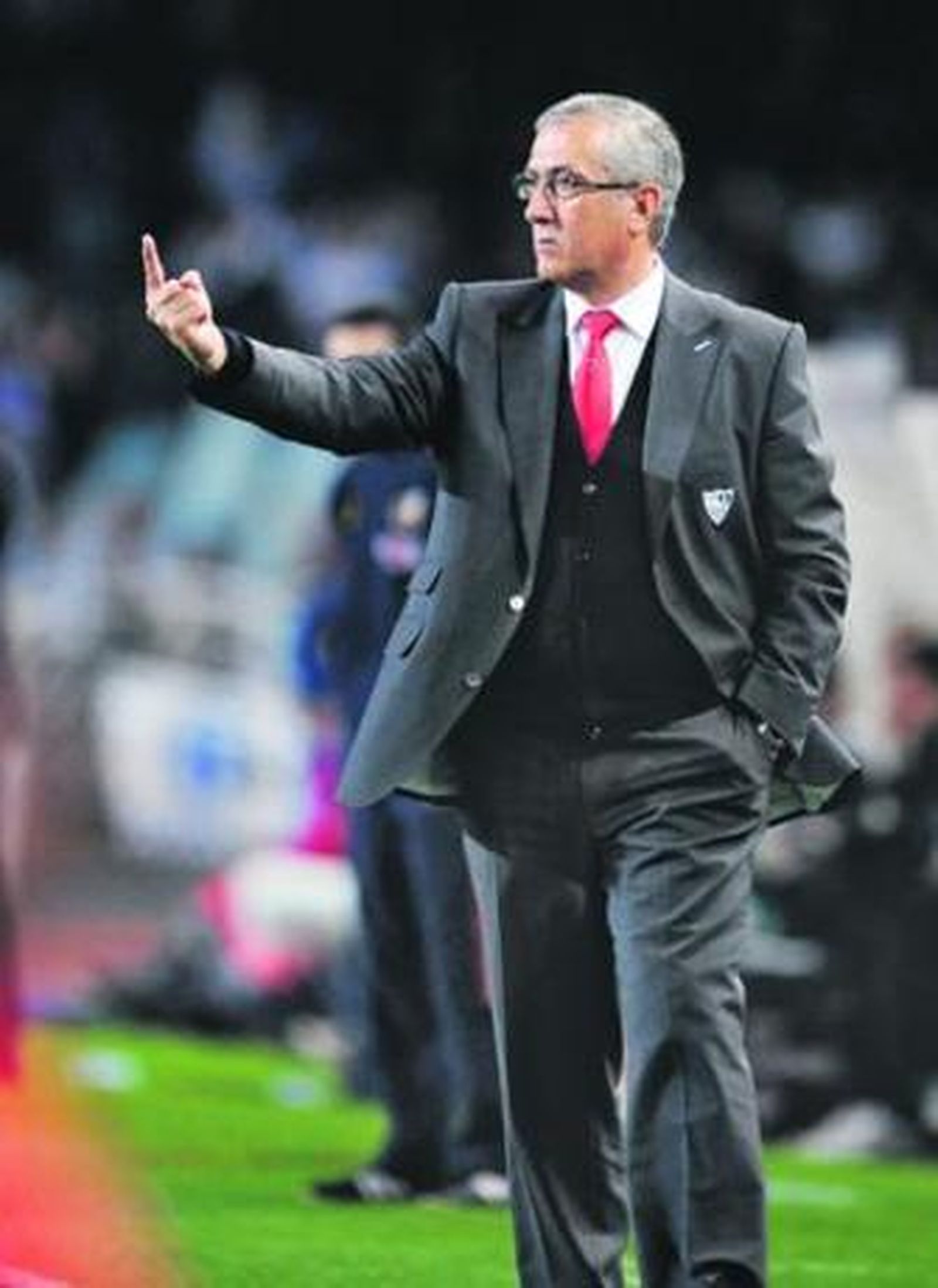 Manzano da instrucciones durante un partido reciente.