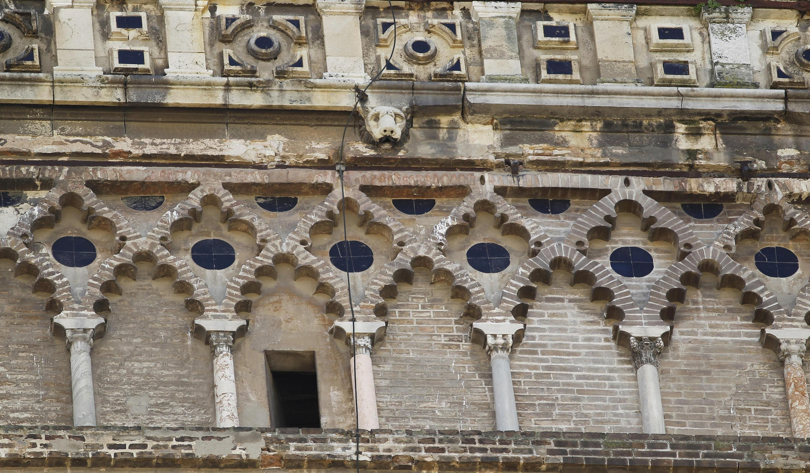 Elementos decorativos de la  Giralda, vista desde la  salida del Patio de  Banderas.