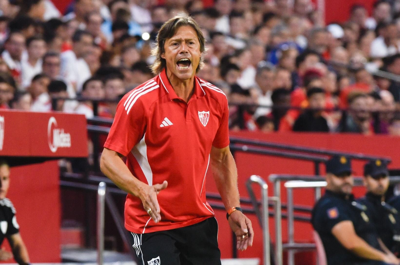 Matías Almeyda grita a sus jugadores en la banda.