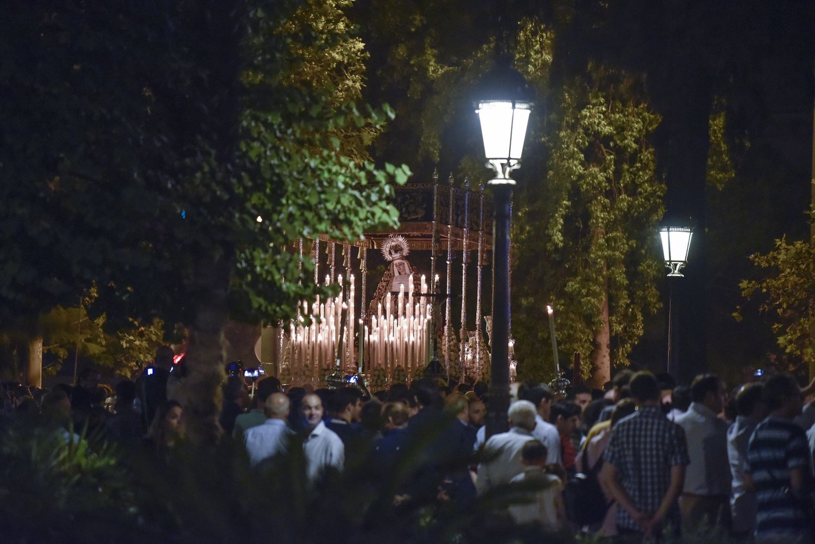 La Virgen de la Victoria, en rosario de aurora a la Catedral