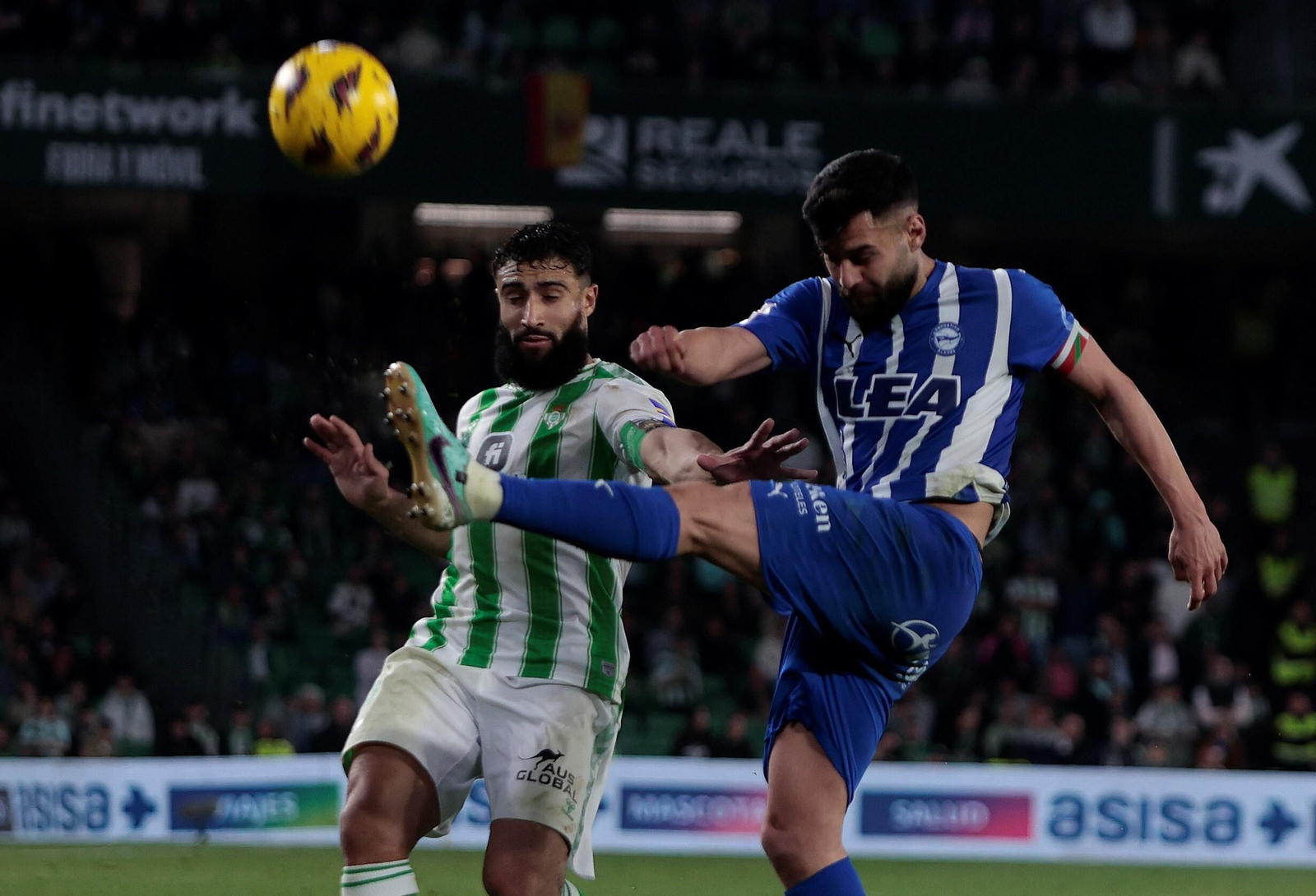 Fekir trata de estorbar el despeje de un rival.