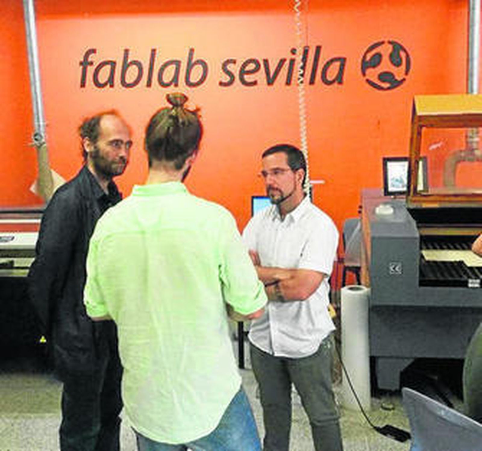 Pascual visita un laboratorio de prototipos de la Universidad de Sevilla.