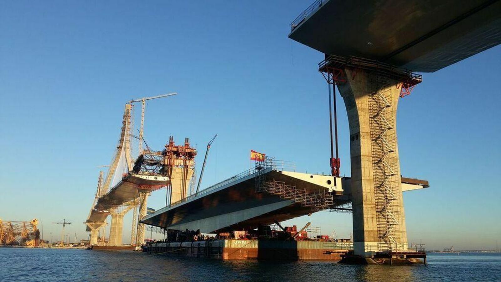 El transporte y el izado del tramo desmontable del segundo puente corrió también a cargo de la empresa Mammoet.