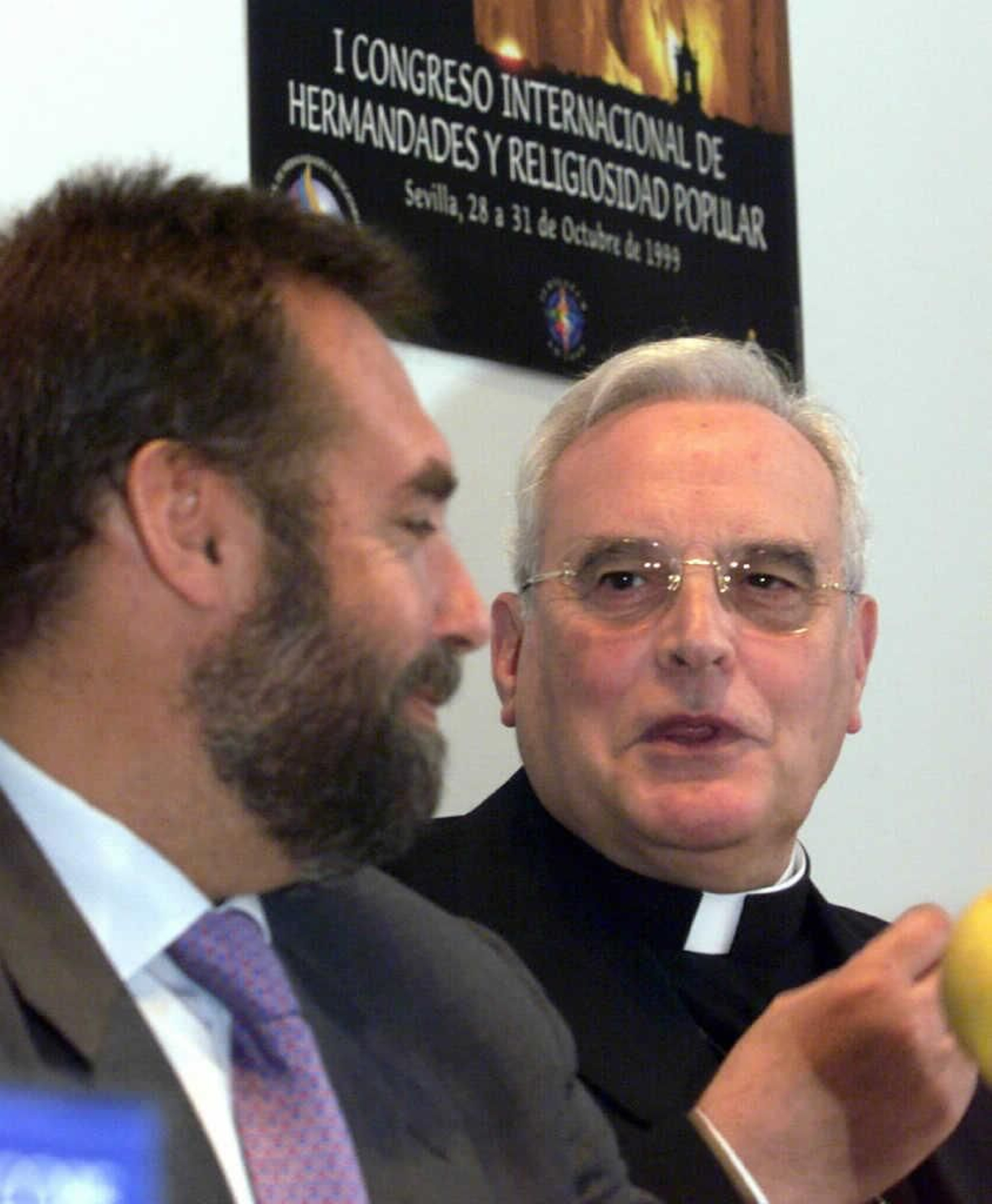 El arzobispo Amigo junto al presidente de la caja de ahorros El Monte de Piedad, Isidoro Beneroso, en un acto.