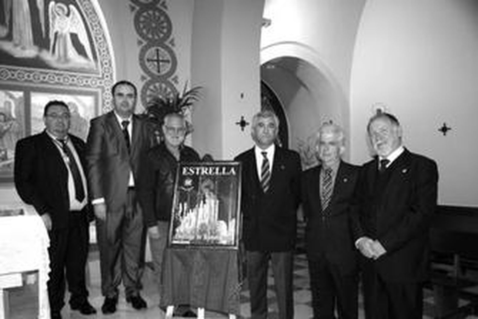 Juan Antonio Ruiz, Rafael Leopoldo Aguilera, Felipe Ortiz, Juan Castro, José Martínez, y José Antonio Sánchez posan con el cartel.