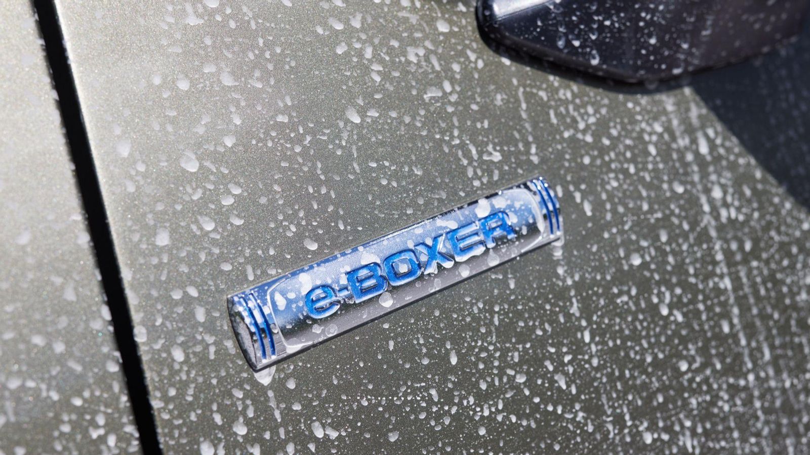 El Forester emplea una electrificación de alta tensión que permite usar en circustancias muy específicas moverse con el motor térmico apagado.