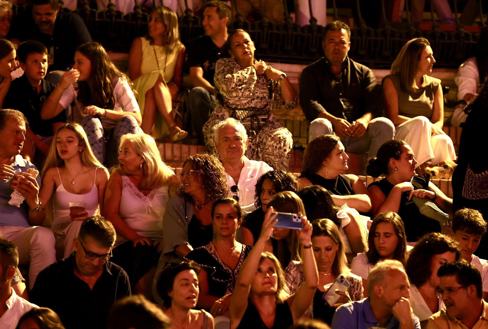 Búscate en el concierto de Hombres G