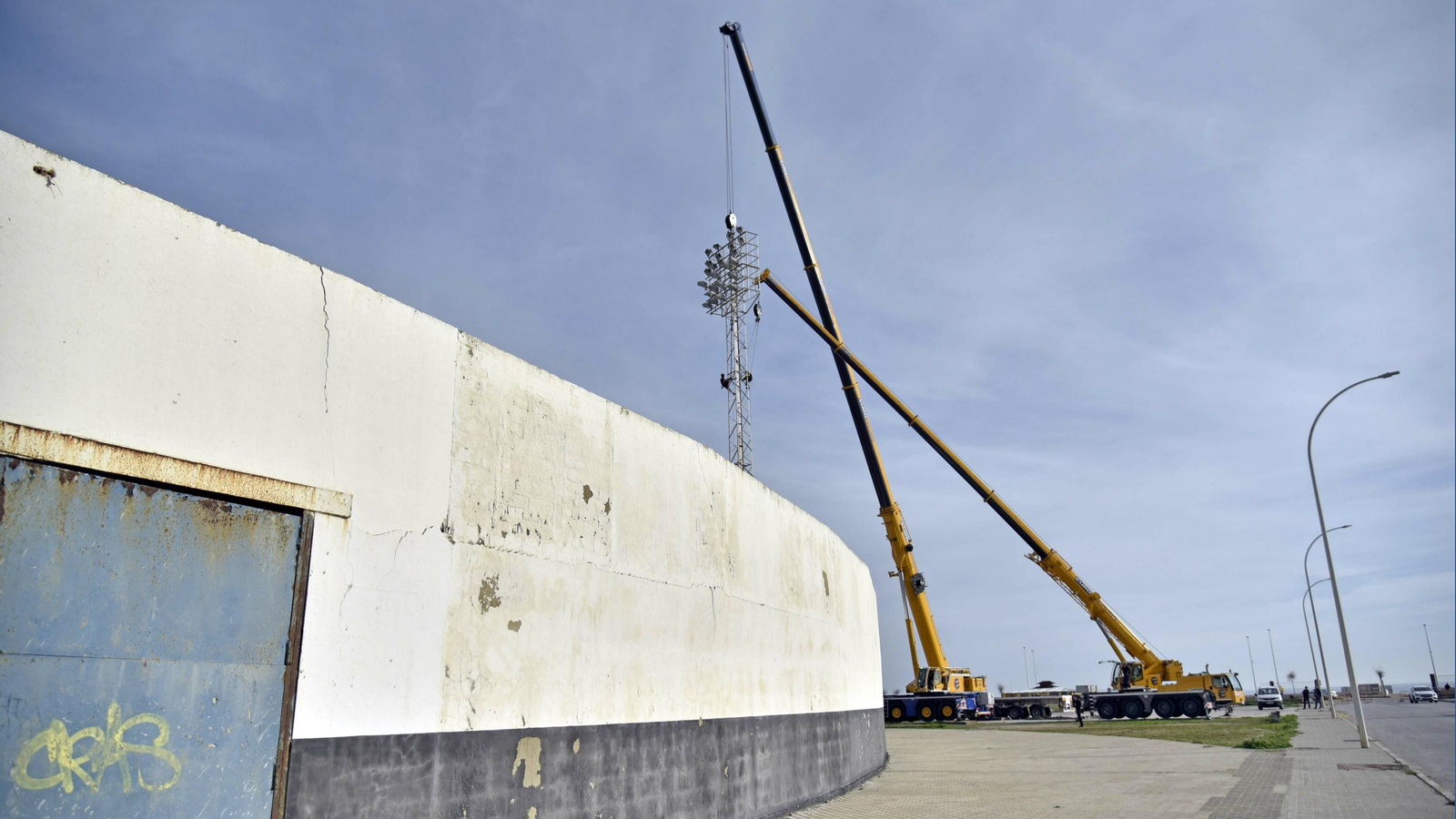 Las fotos del desmontaje de la torres de luz del estadio municipal de La Línea
