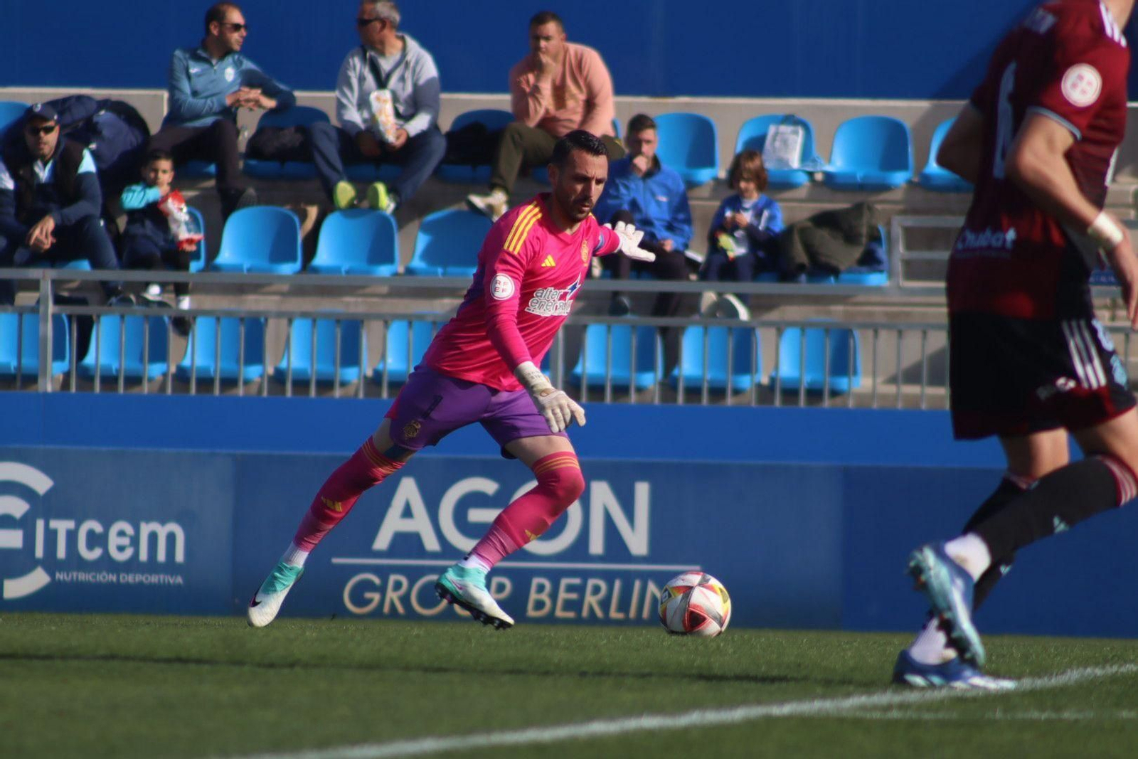 Rubén Gálvez se dispone a lanzar el balón.