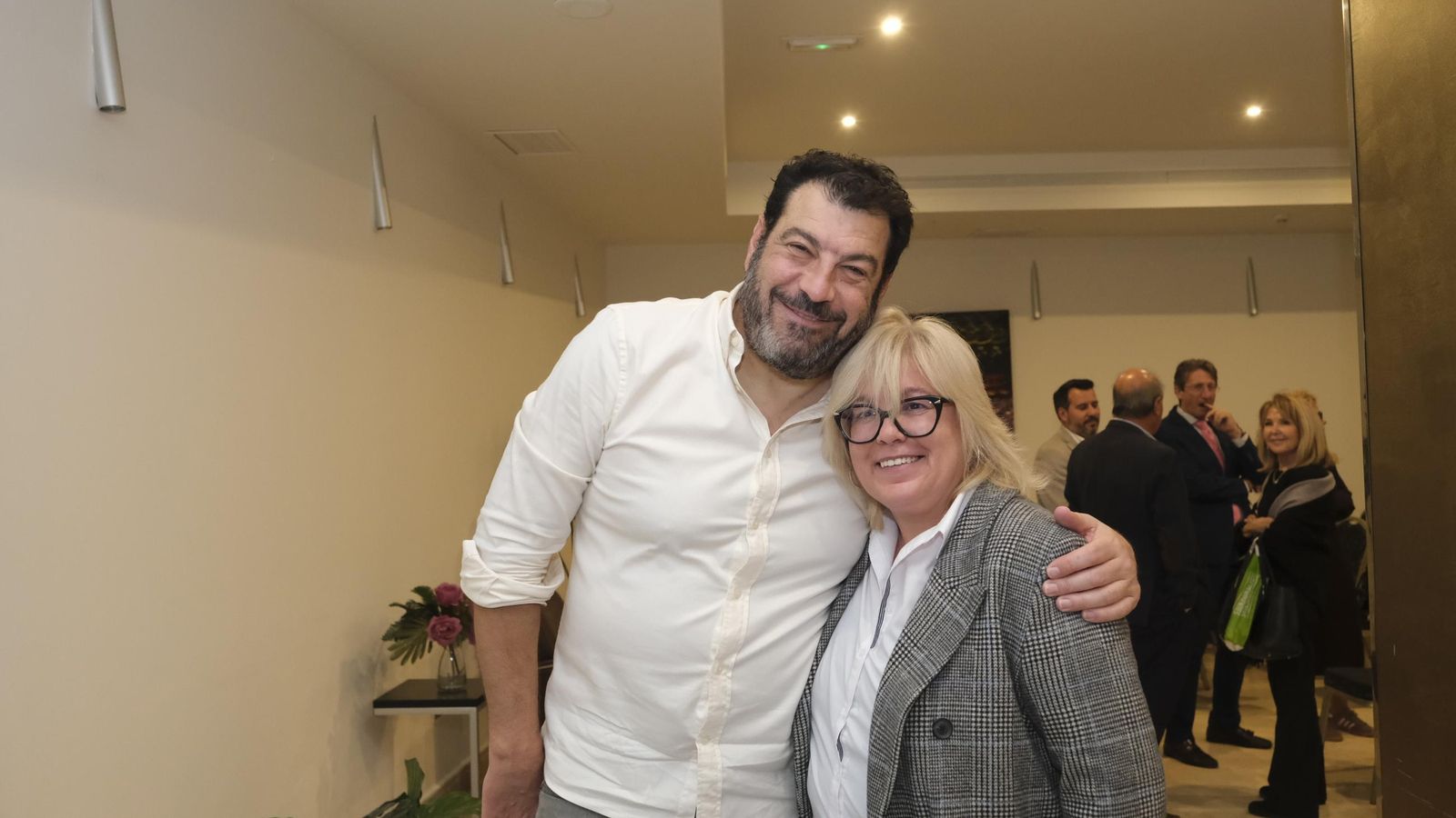 El escritor con Irene Gálvez, asidua de Diario de los Libros.