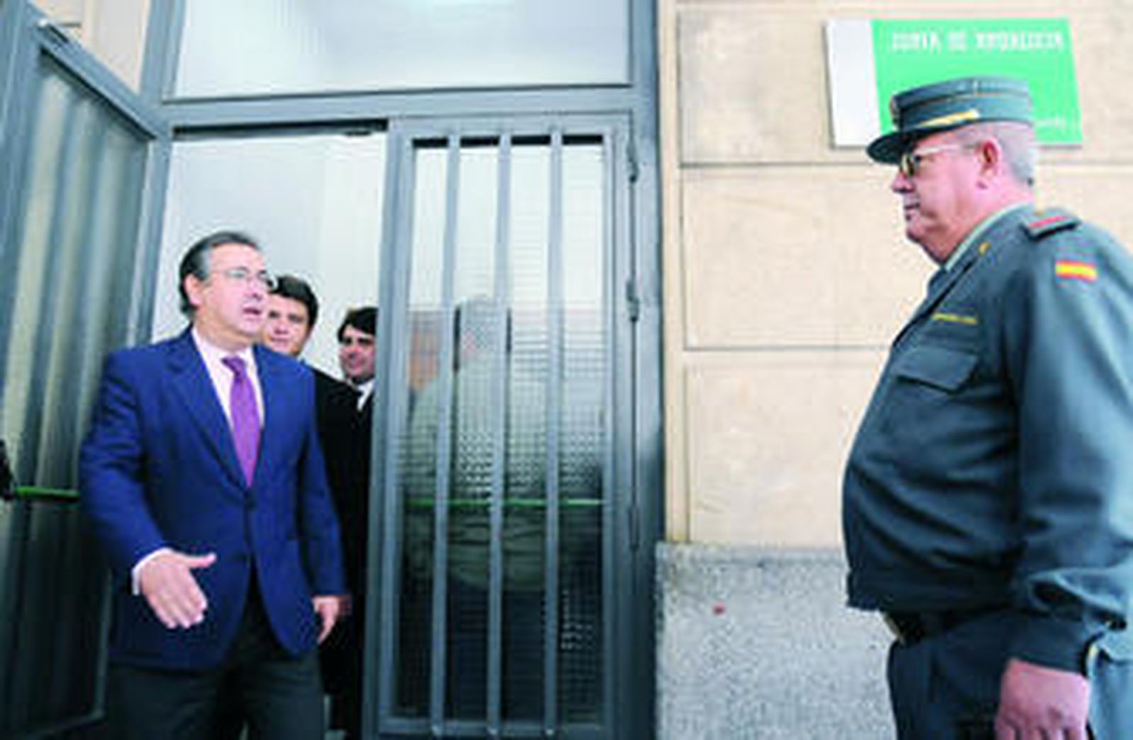 Zoido denuncia en el juzgado al alcalde por el caso Mercasevilla