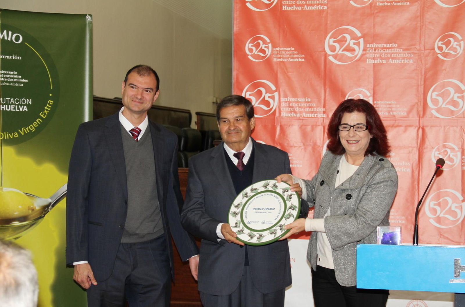 En el centro, Emilio Garrido, de Vigueras Verdes, con el galardón al mejor aceite de la provincia onubense.