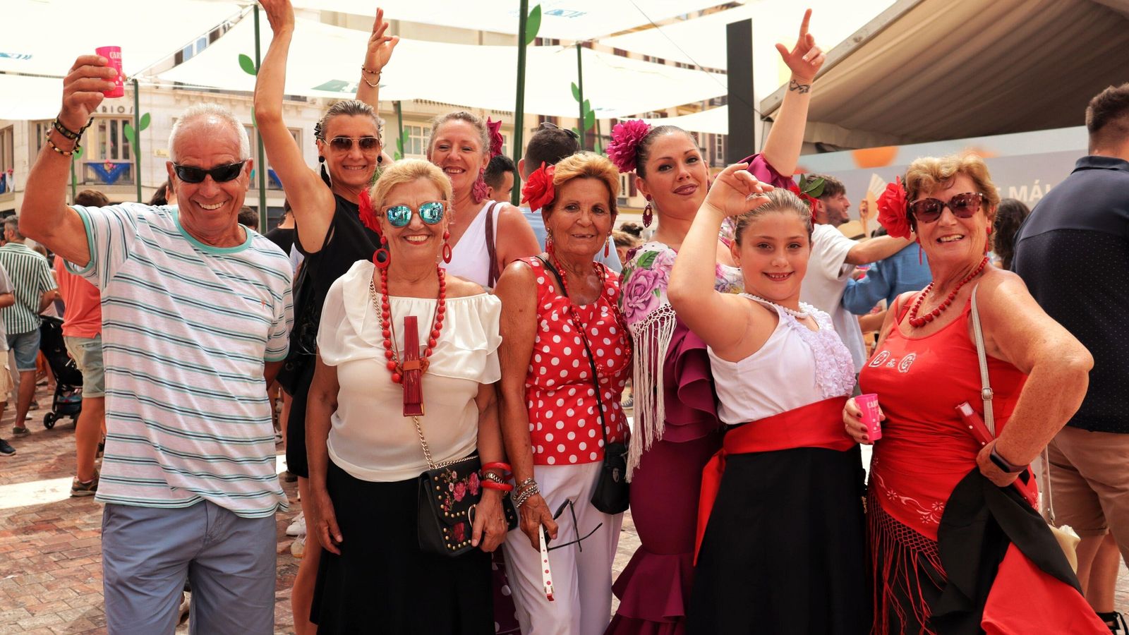 Andrea, Ana y Nieves con su grupo de amigos en la plaza de la Constitución este martes.