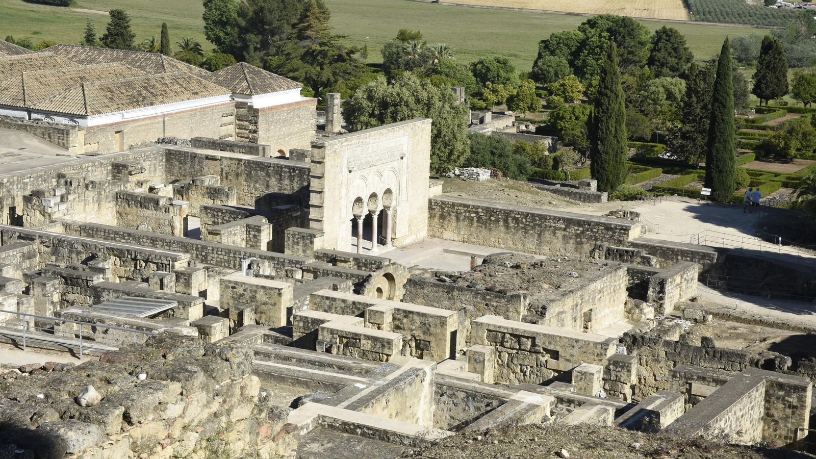 Turistas en el conjunto arqueológico Medina Azahara.