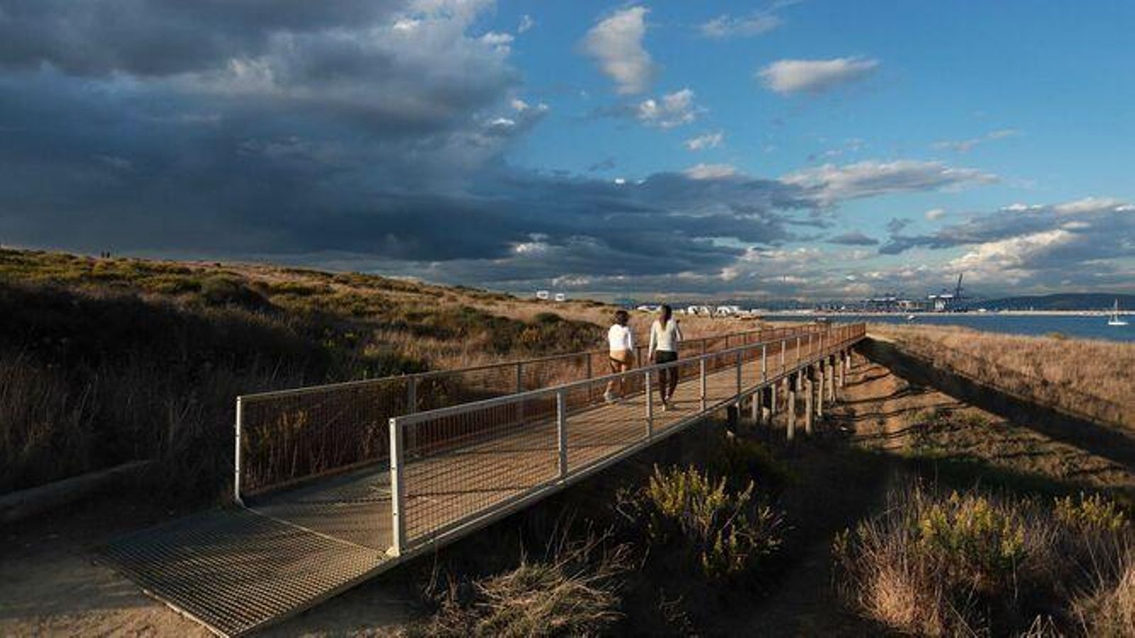 Pasarela que conduce hasta la torre mirador, y que también será reparada.