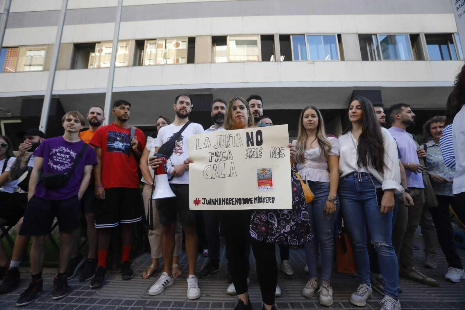 Jóvenes reclaman en Córdoba a la Junta de Andalucía el pago del Bono de Alquiler Joven. Jóvenes reclaman en Córdoba a la Junta de Andalucía el pago del Bono de Alquiler Joven.