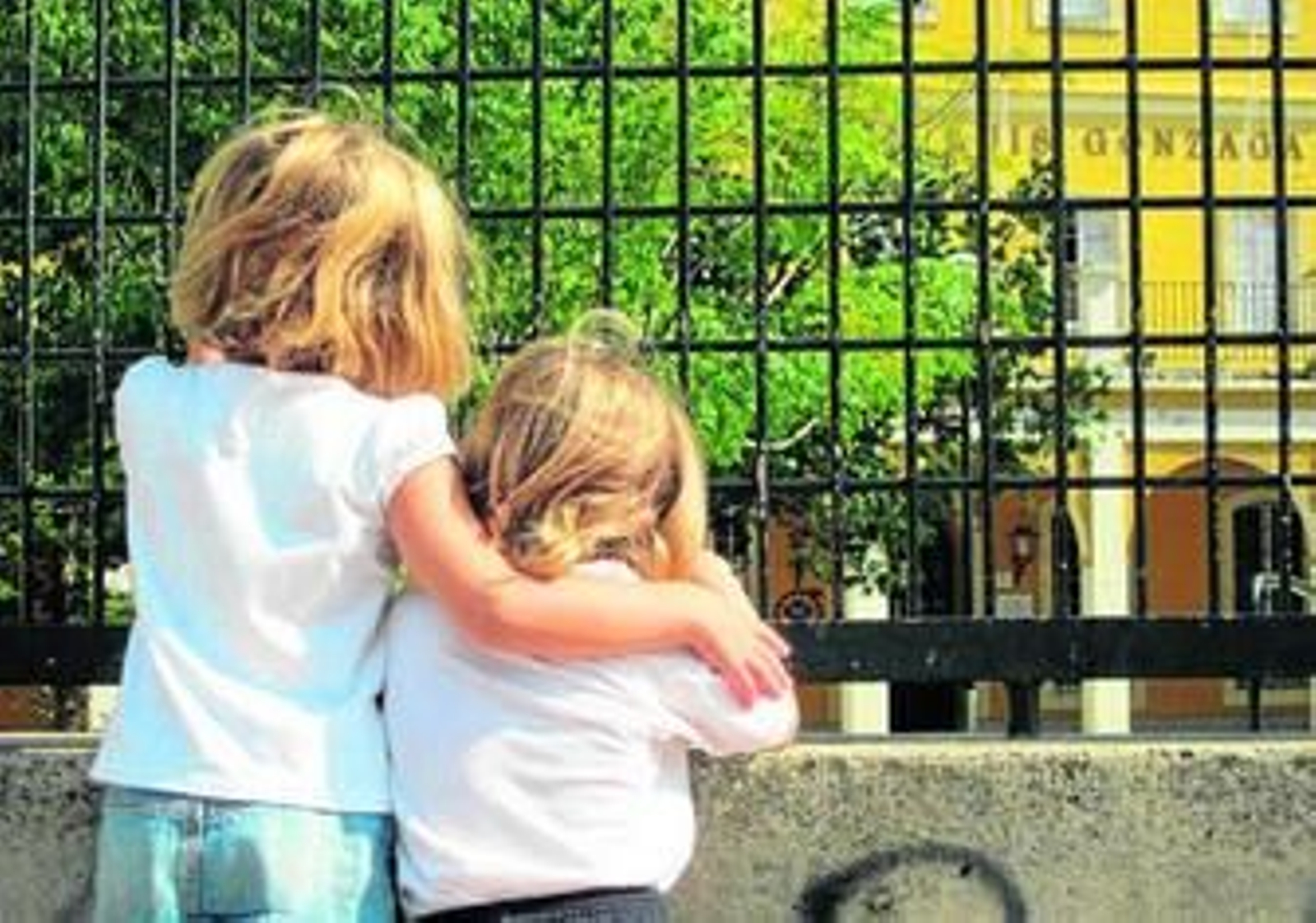 Las dos hermanas escolarizadas en distintos centros, ayer a las puertas de San Luis Gonzaga.