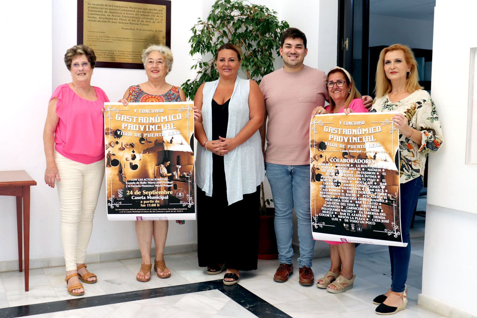 Elena Amaya y Alfredo Fernández (en el centro) junto a integrantes de la Asociación Gastronómica