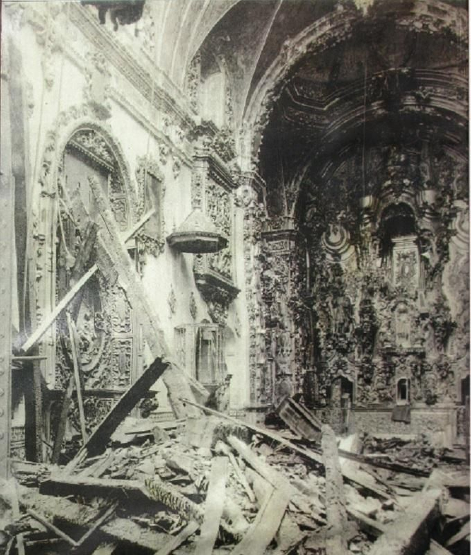 Estado en que quedó el templo tras el incendio de 1931.