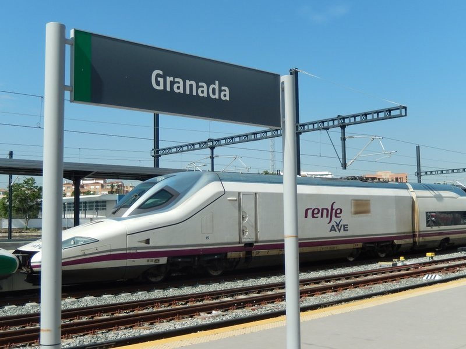 El tren AVE, en la estación de Andaluces remolcado por el Séneca.