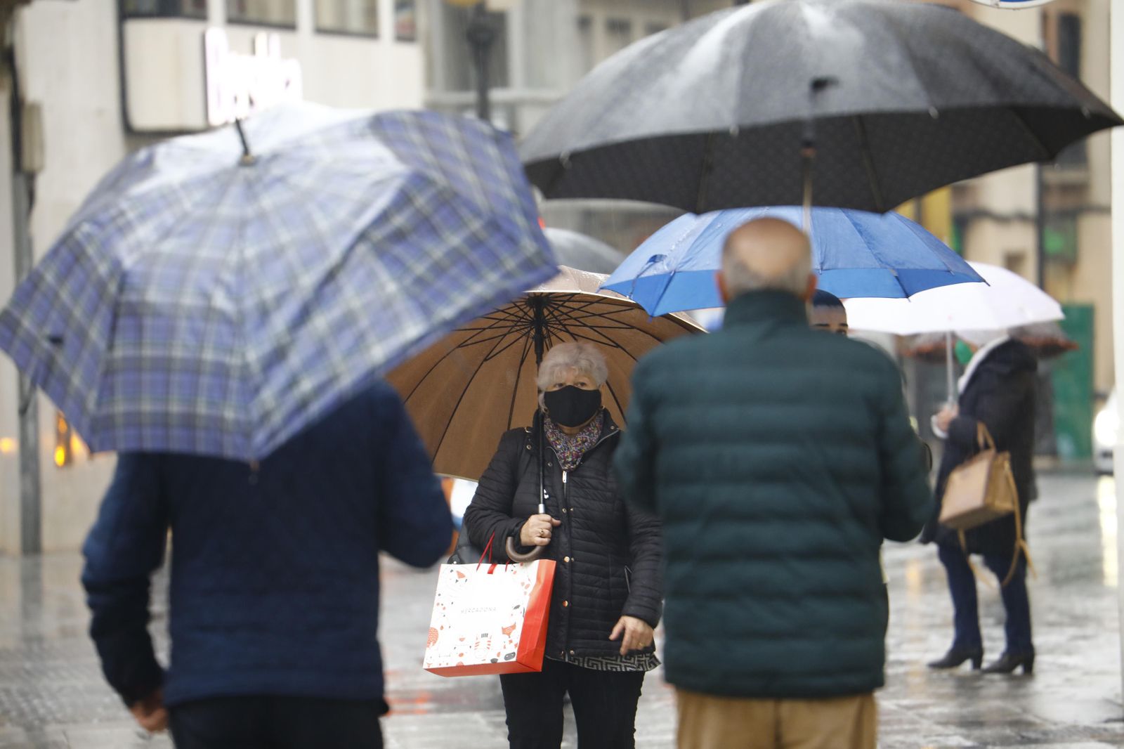 Fotografías: La lluvia protagoniza en Córdoba el inicio del cierre perimetral