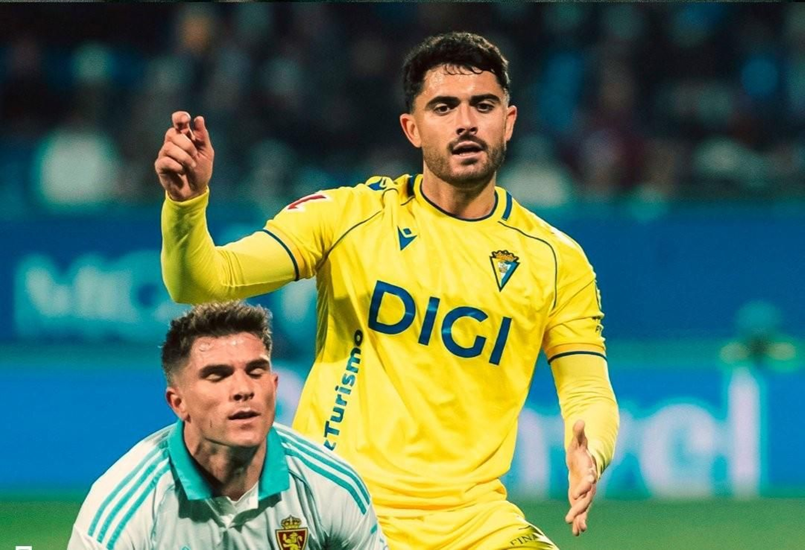 Ortuño ante Raúl Guti.