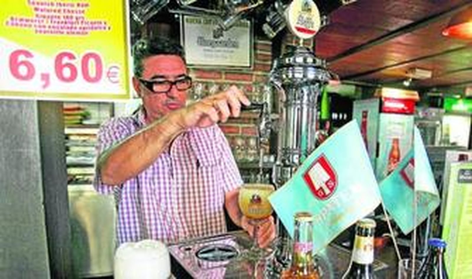 Javier Sánchez Mellado, empresario de cervecerías, sirve una copa de esta bebida el pasado jueves en 'El Gorila'.