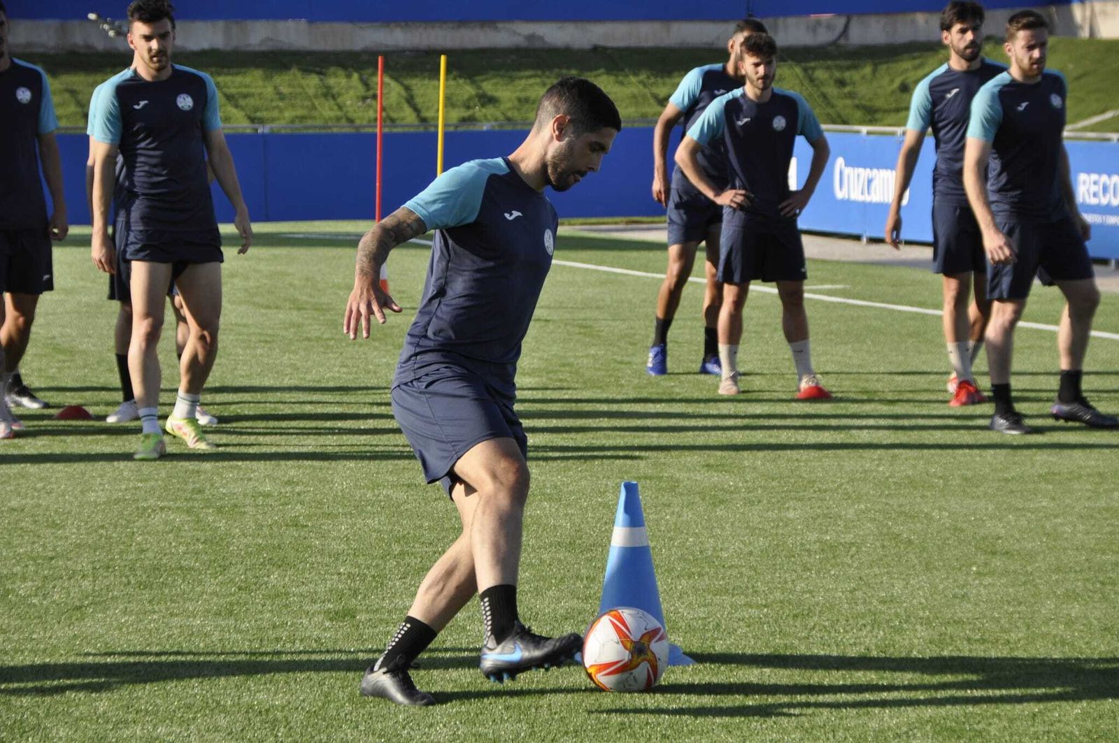 Carlos García se ejercita en un entrenamiento junto a sus compañeros.