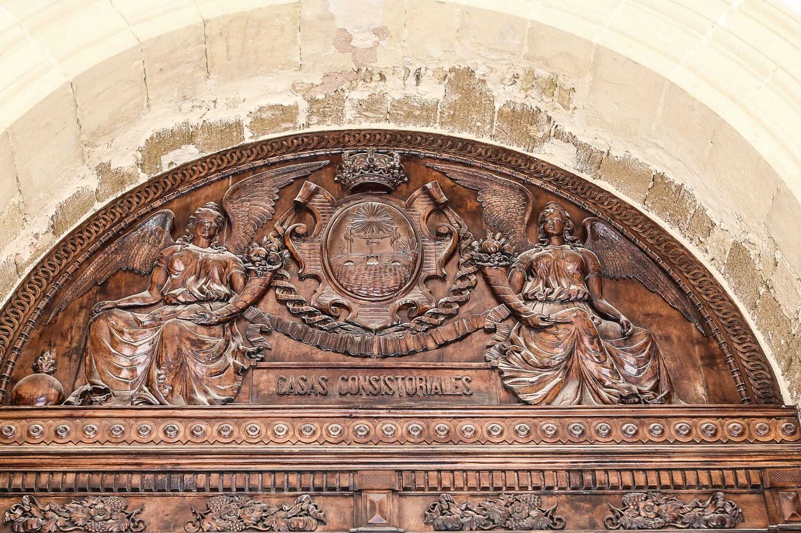 Nombre de Casas Consistoriales en la puerta de entrada al edificio diseñada por Amadeo Rodríguez.