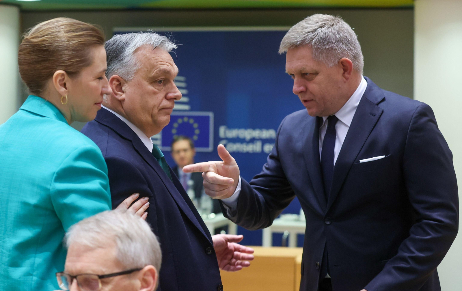 La primera ministra danesa, Mette Frederiksen, junto a sus homólogos húngaro, Viktor Orban, y eslovaco, Robert Fico, al comienzo del Consejo Europeo.