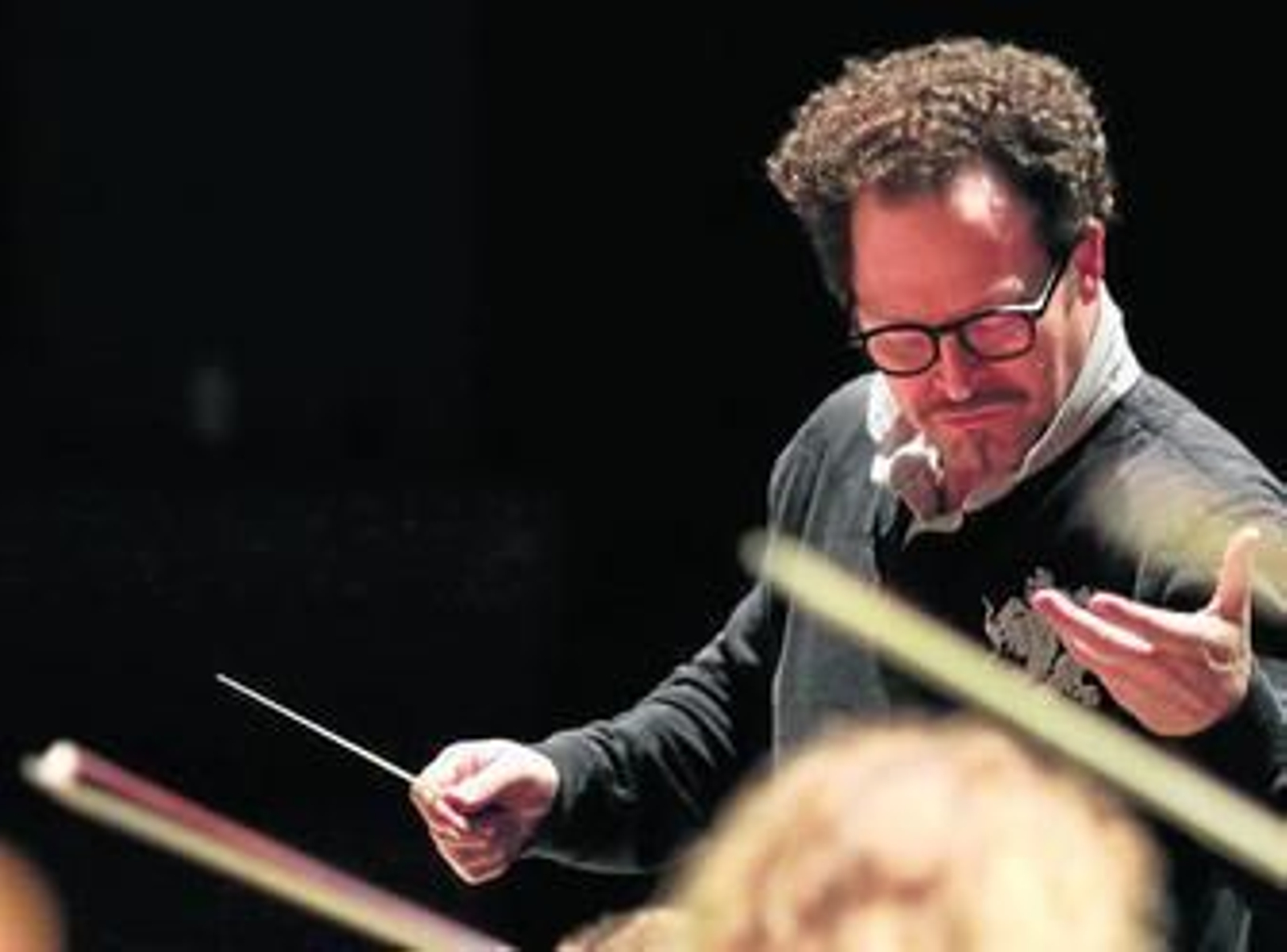 John Axelrod (Houston, Texas, 1966) durante el ensayo del programa 'Francia se inspira en España'.