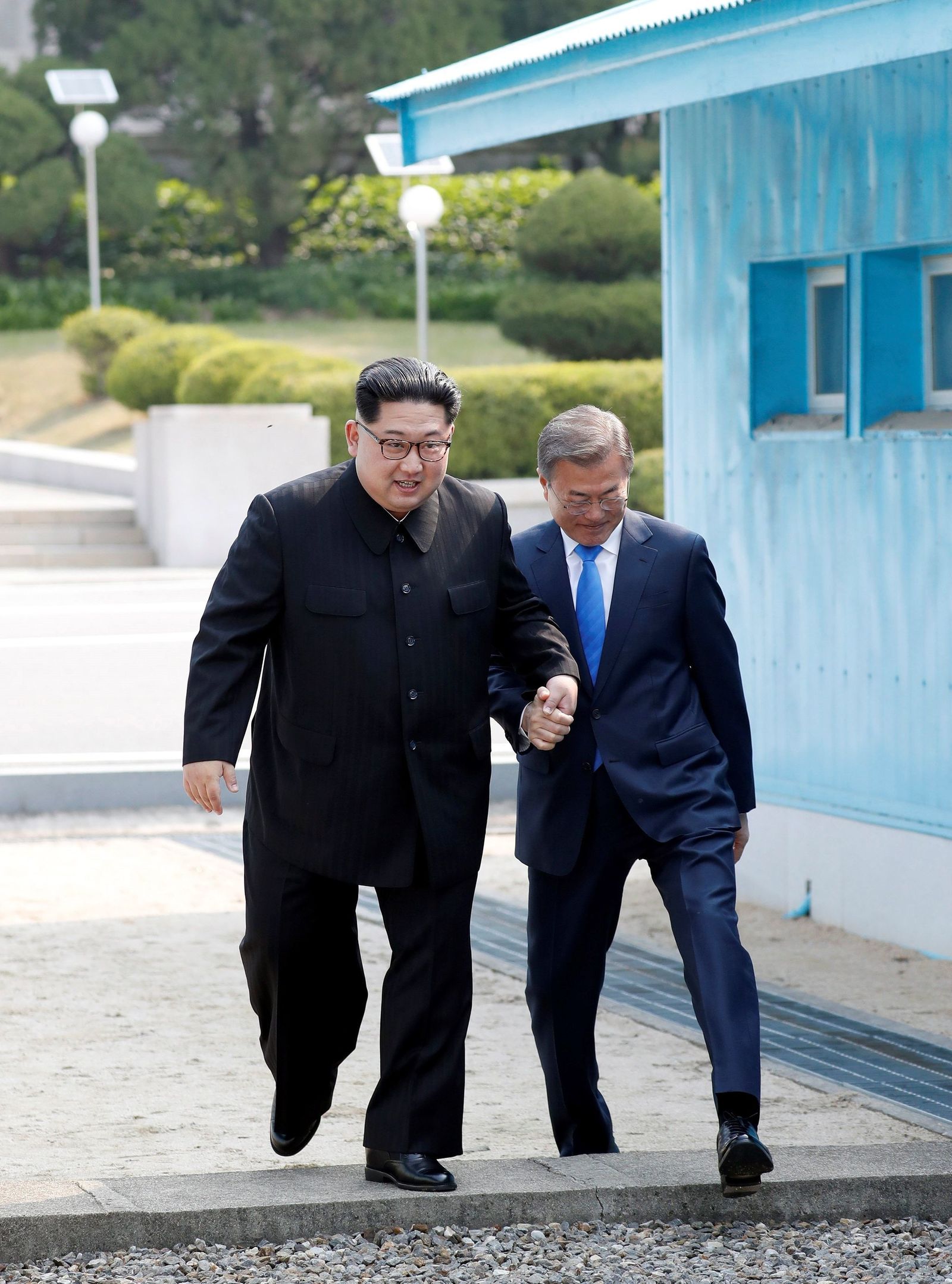 Kim Jong-un y Moon Jae-in cruzan juntos la Zona Desmilitarizada que separa las dos Coreas.