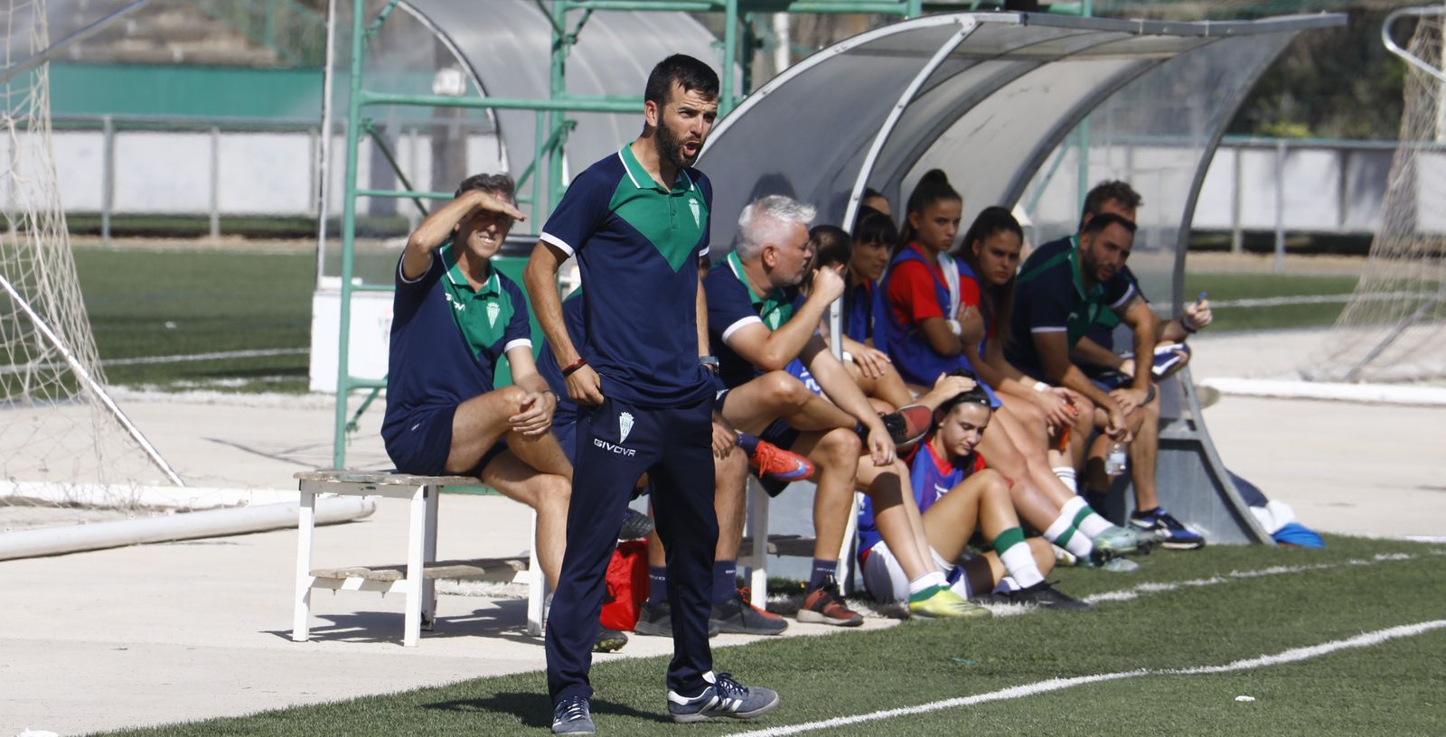 Fran Rodríguez da órdenes durante un partido.