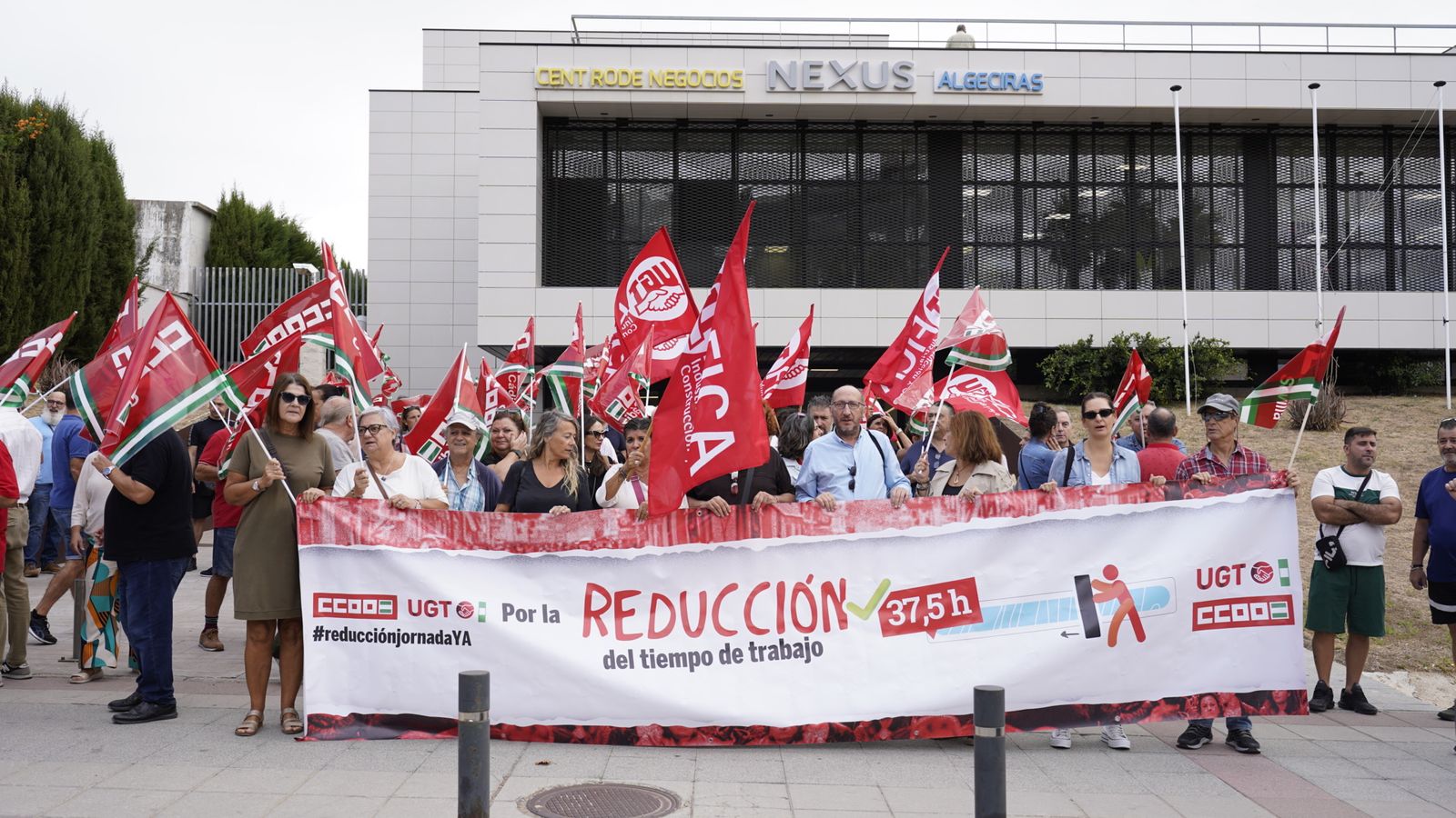 Fotos de la concentración para la reducción de la jornada laboral en el edificio nexus de Algeciras