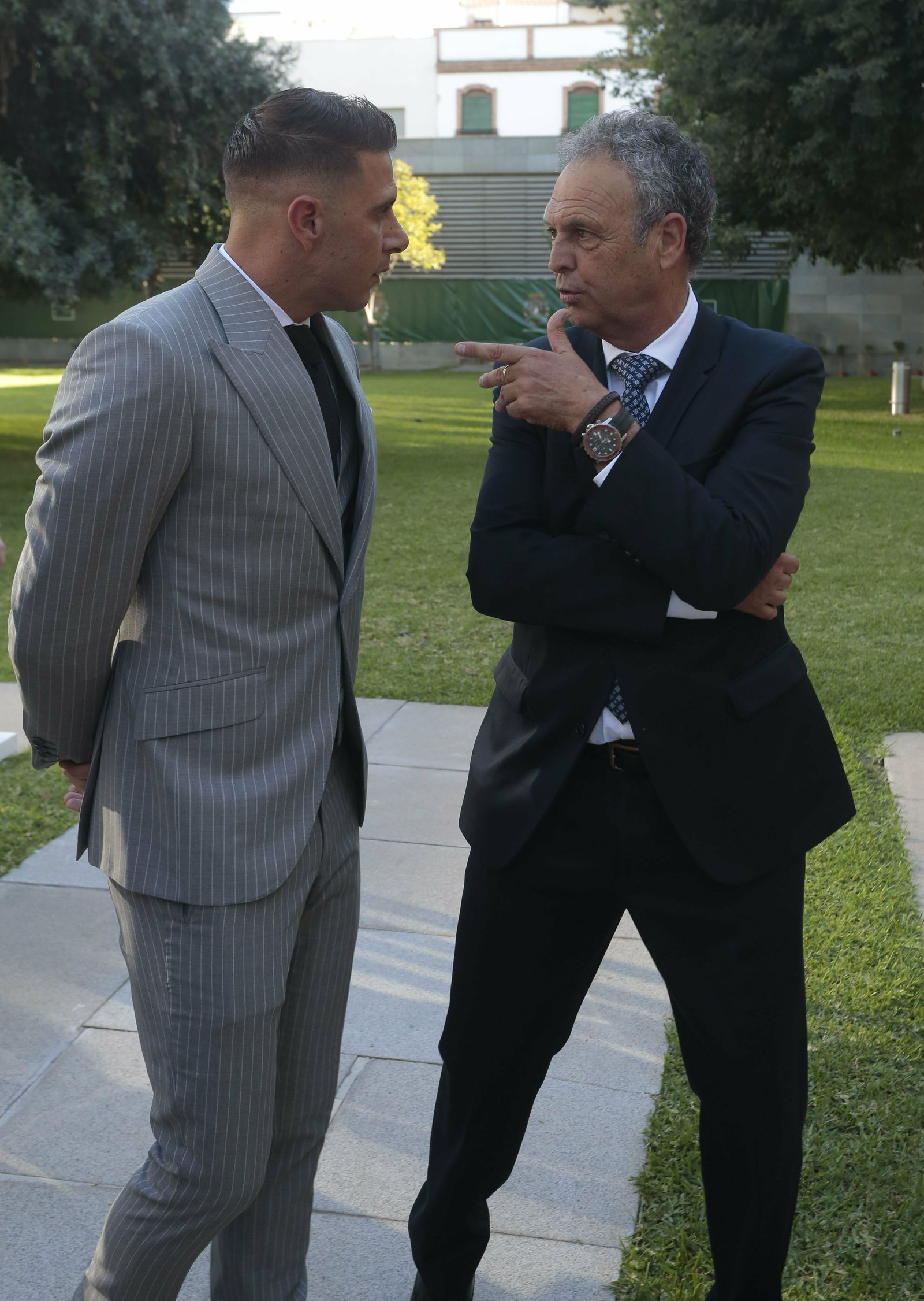 Joaquín y Caparrós charlan antes de la ceremonia.