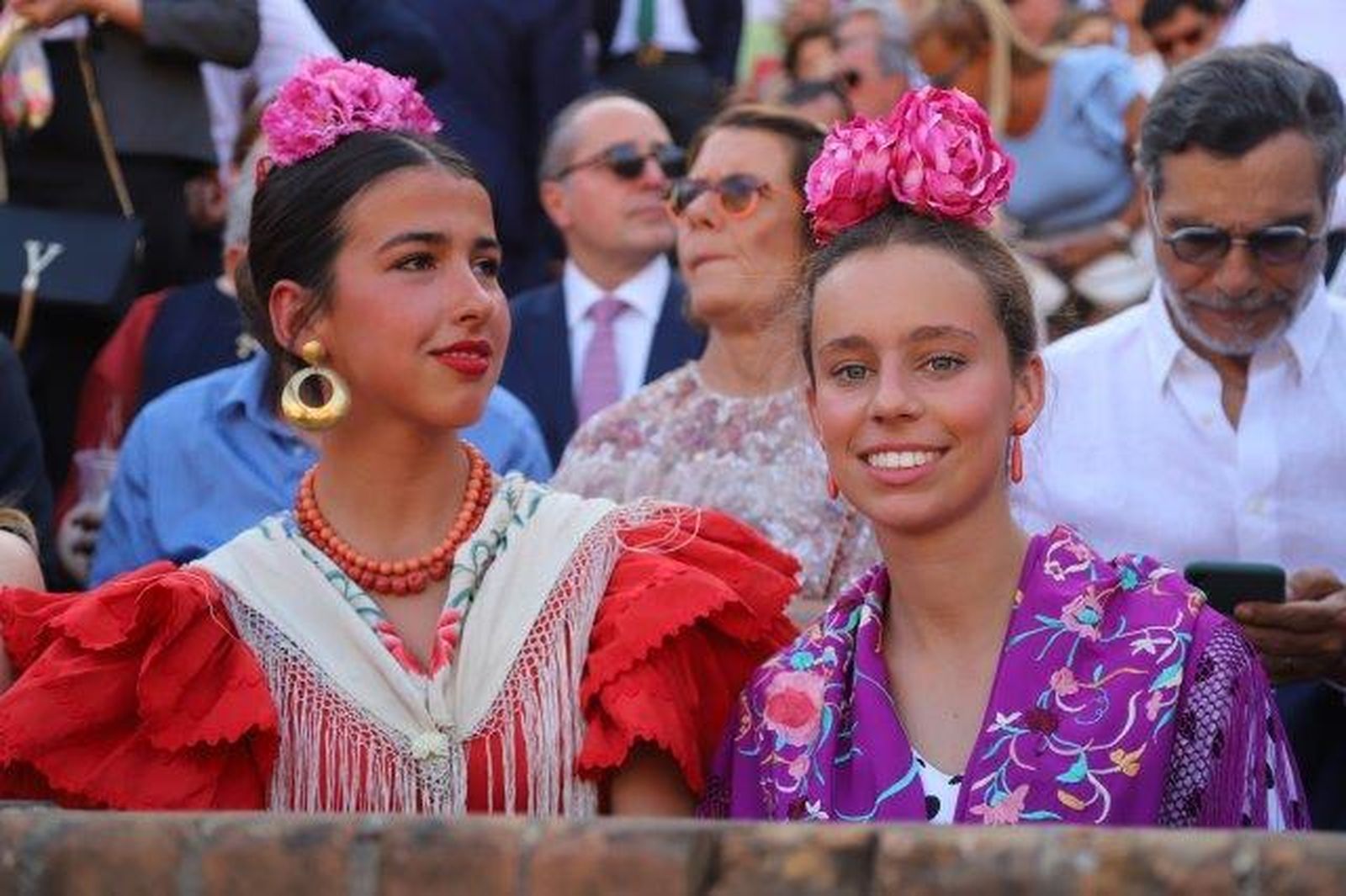 Los famosos y autoridades en la corrida de rejones de la Feria de Abril.