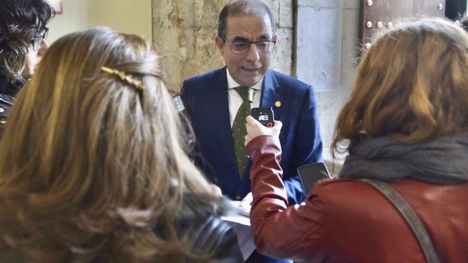 El rector de la Universidad de Sevilla, Miguel Ángel Castro, atiende a los medios en el Rectorado.