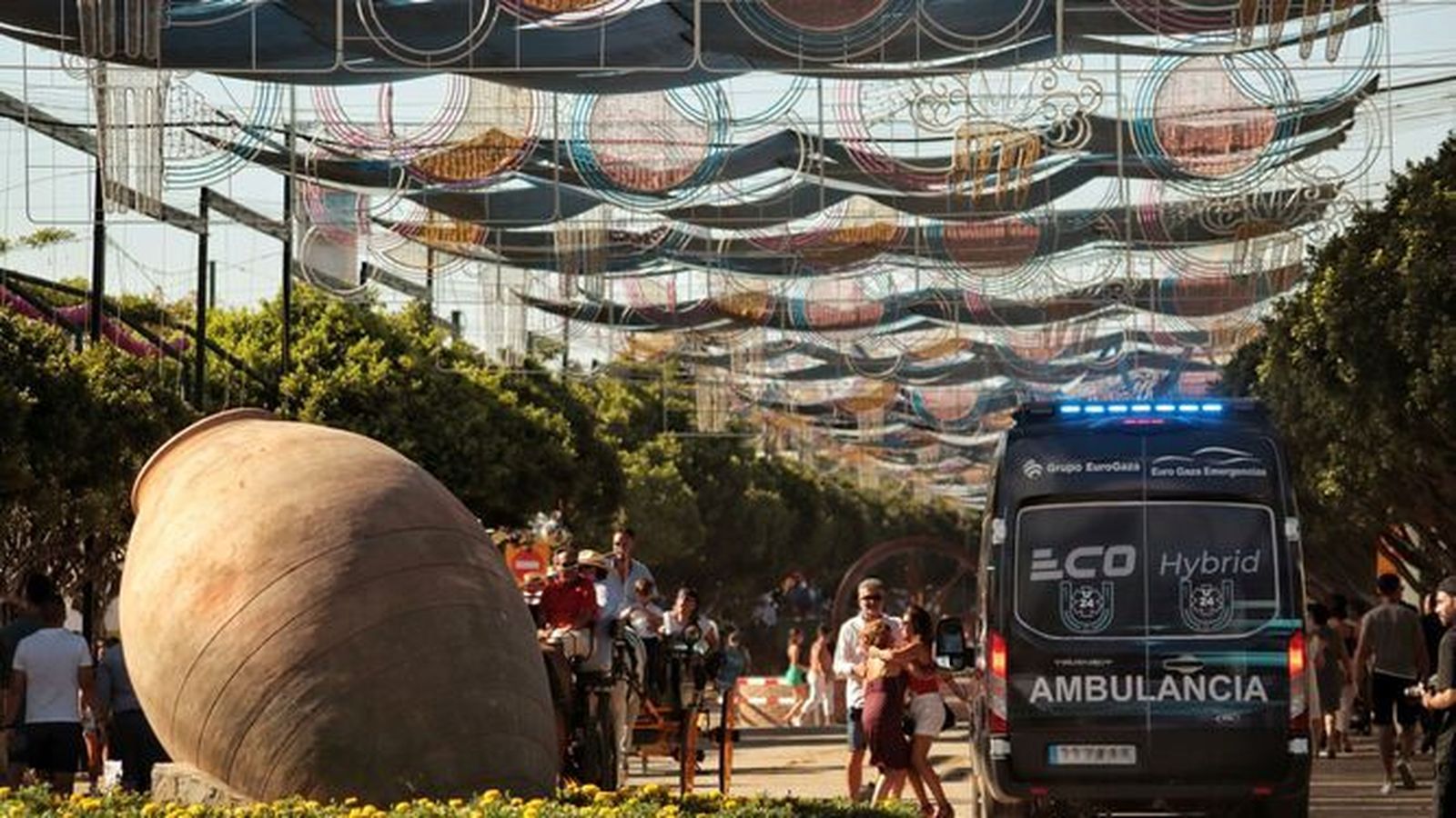 Una ambulancia, en el Real de Cortijo de Torres, Málaga.