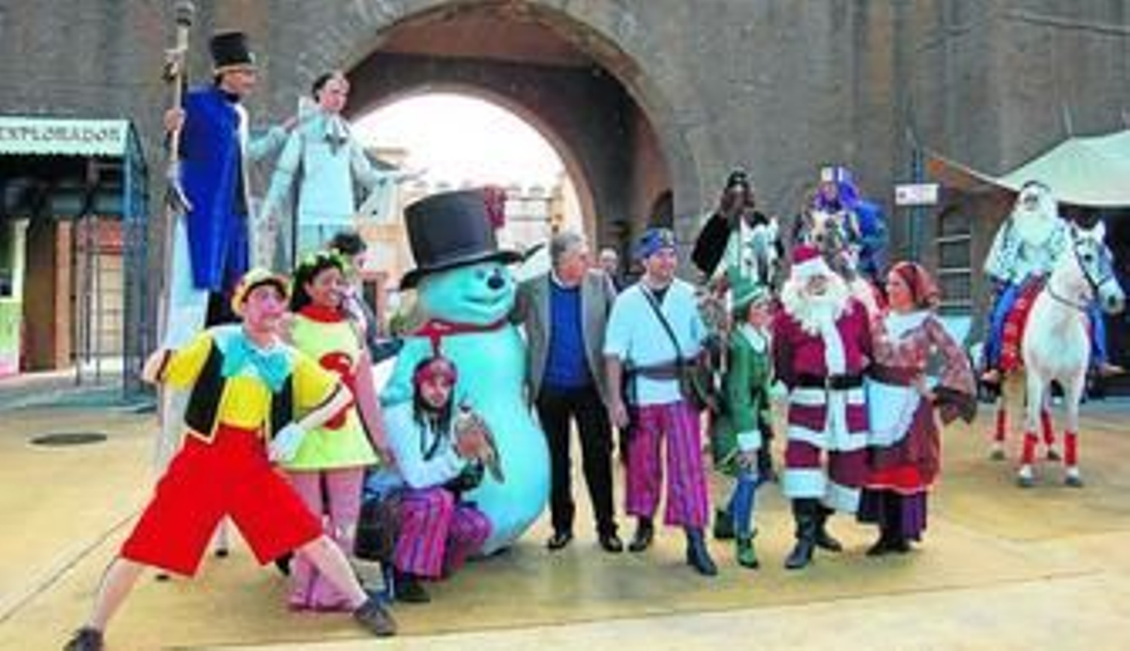 El director general de Isla Mágica, Antonio Peláez, junto a los actores de la temporada de Navidad.