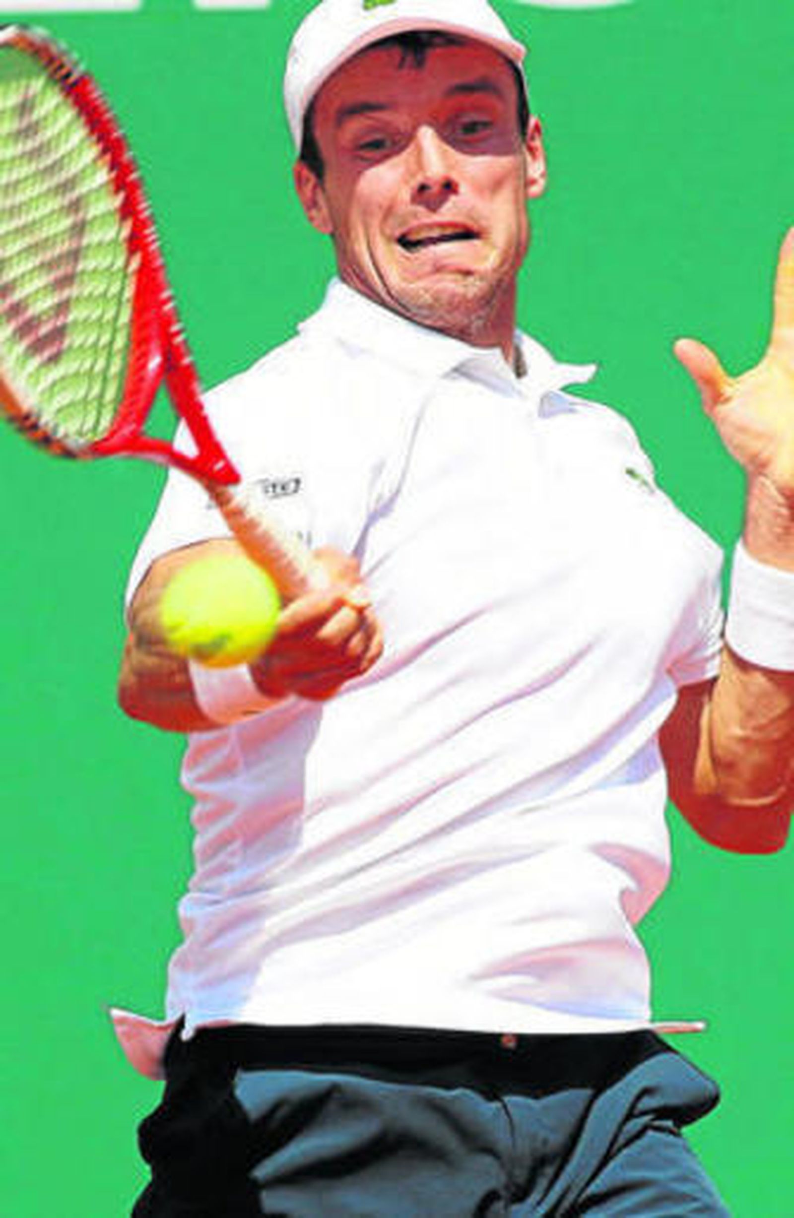 Bautista golpea la bola durante su encuentro con Simon.