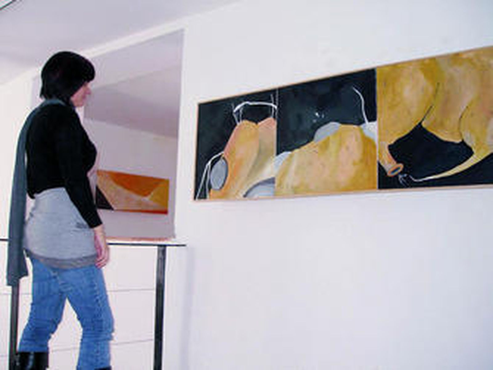 1. 'Ser', acrílico sobre tela de Pablo Ruiz González. 2. Cecilia Prieto Sánchez aporta esta instalación proyección de medidas variables en la que habla de las migraciones. 3. 'Mirar y no ver', de Joshué Guerrero, una instalación con spray, acrílico, parafina y collage sobre tabla. 4. 'Miedo', de María de la Sierra, acrílico sobre tabla. 5. Un espectador mira los cuadros de una de las salas de AlTemple.