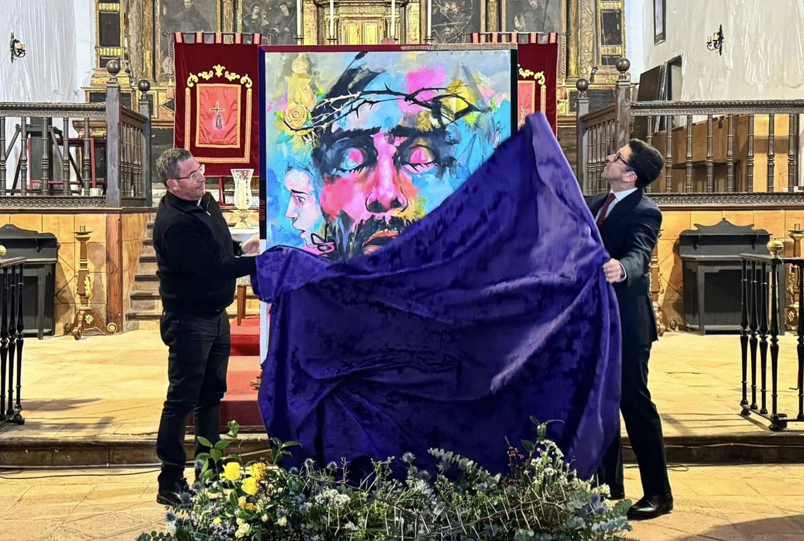 Descubrimiento del cartel por el alcalde de Ayamonte, Alberto Fernández, y el vicario episcopal de la Costa y el Andévalo, Juan Manuel Pérez, este domingo en el templo de San Francisco de Ayamonte