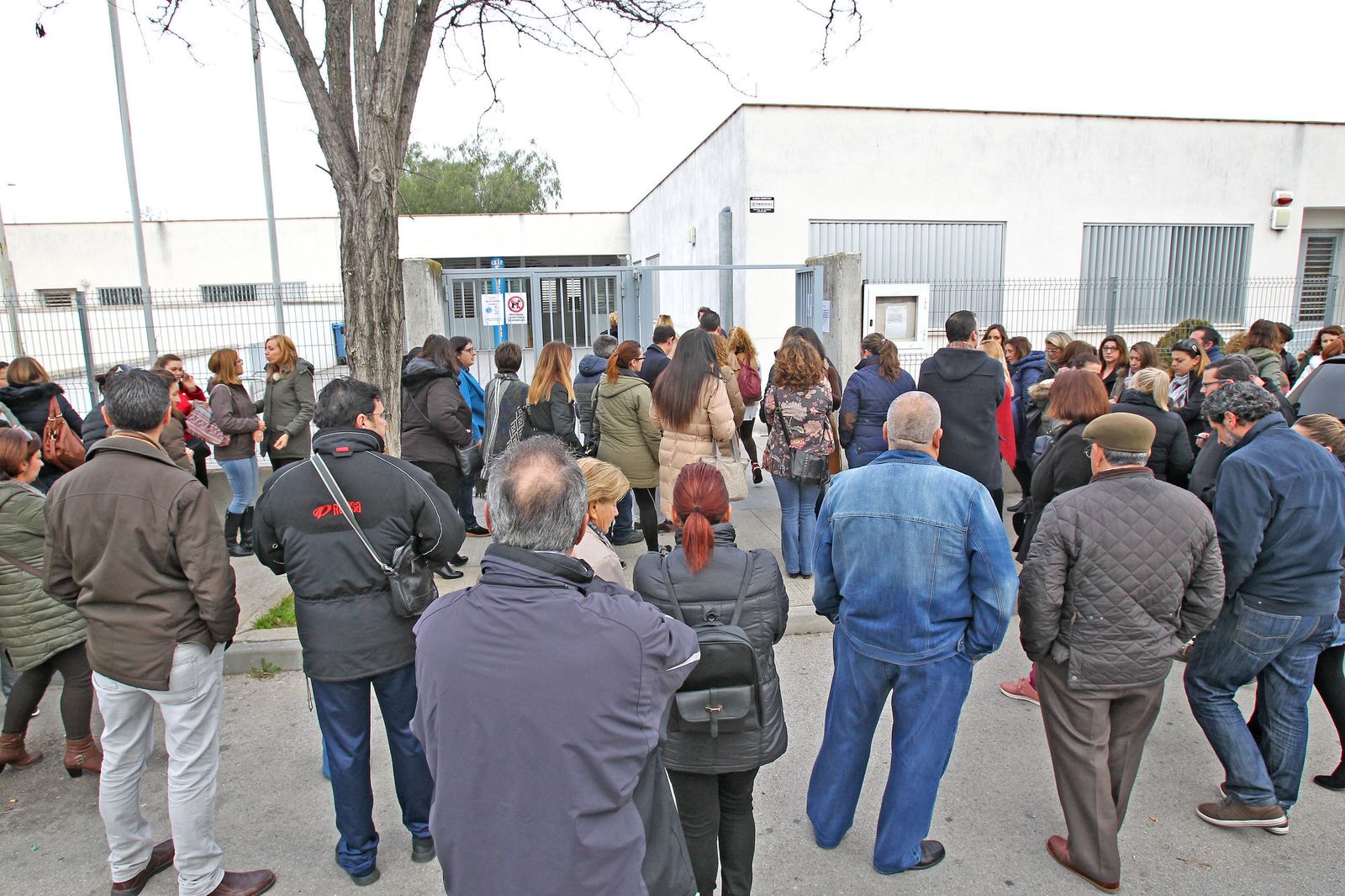 Muchos padres y madres de El Membrillar, antes de acceder ayer a la reunión en el centro.