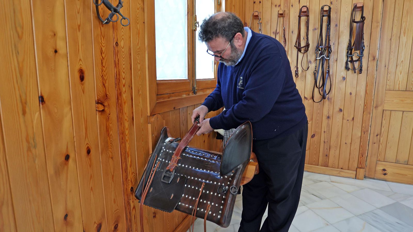 Florencio Ruiz, con una de las monturas.